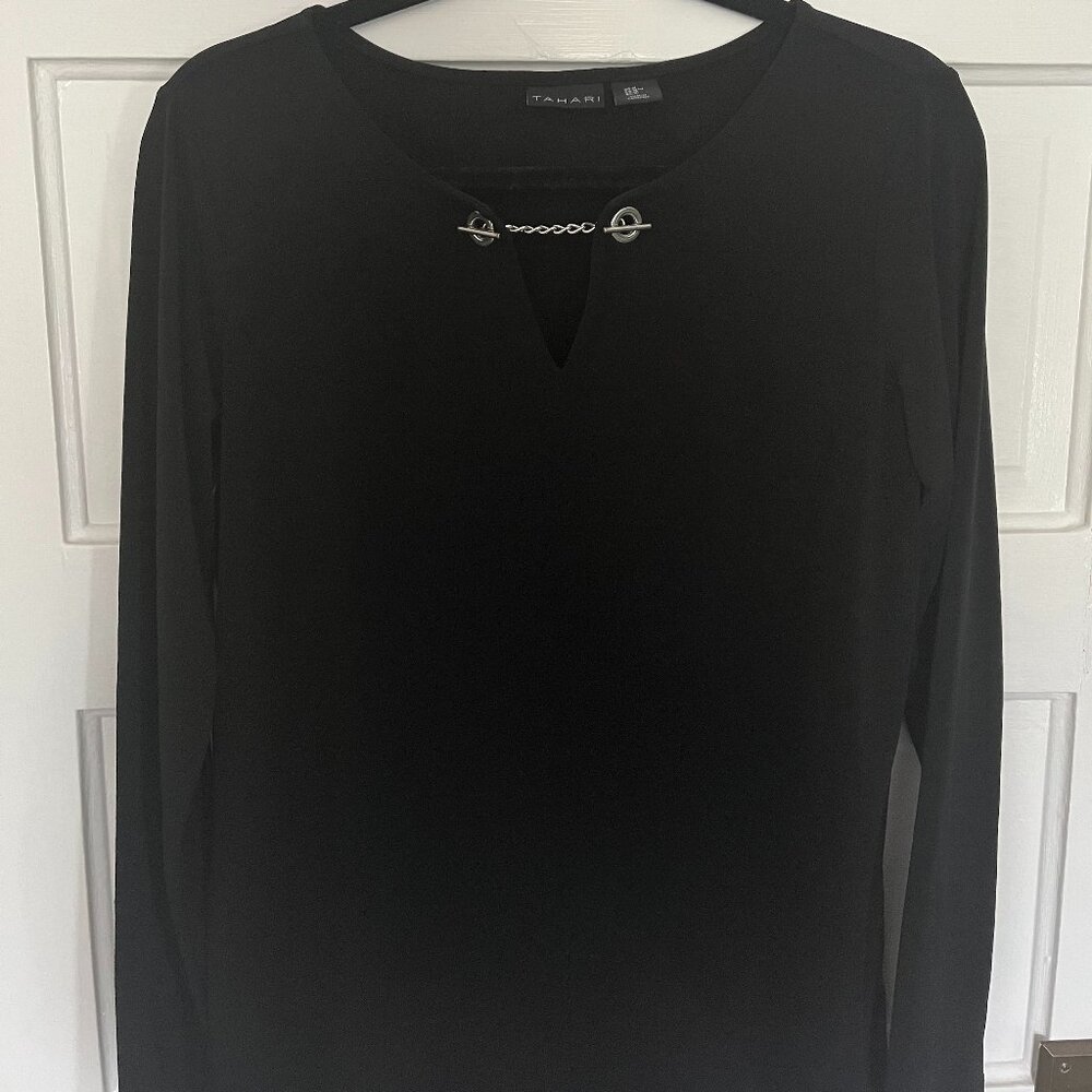 Silver clasp long sleeve pullover tee